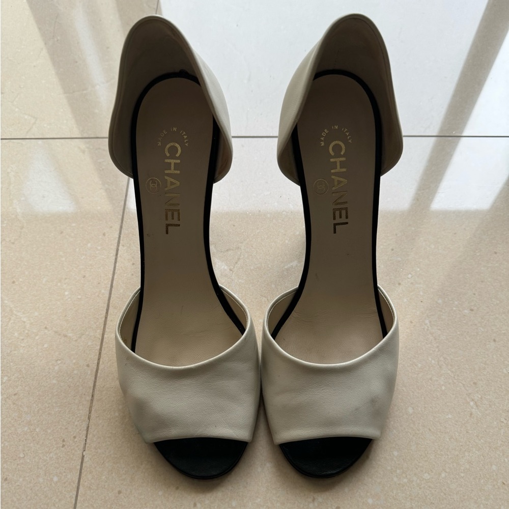 Chanel white heel with pearls